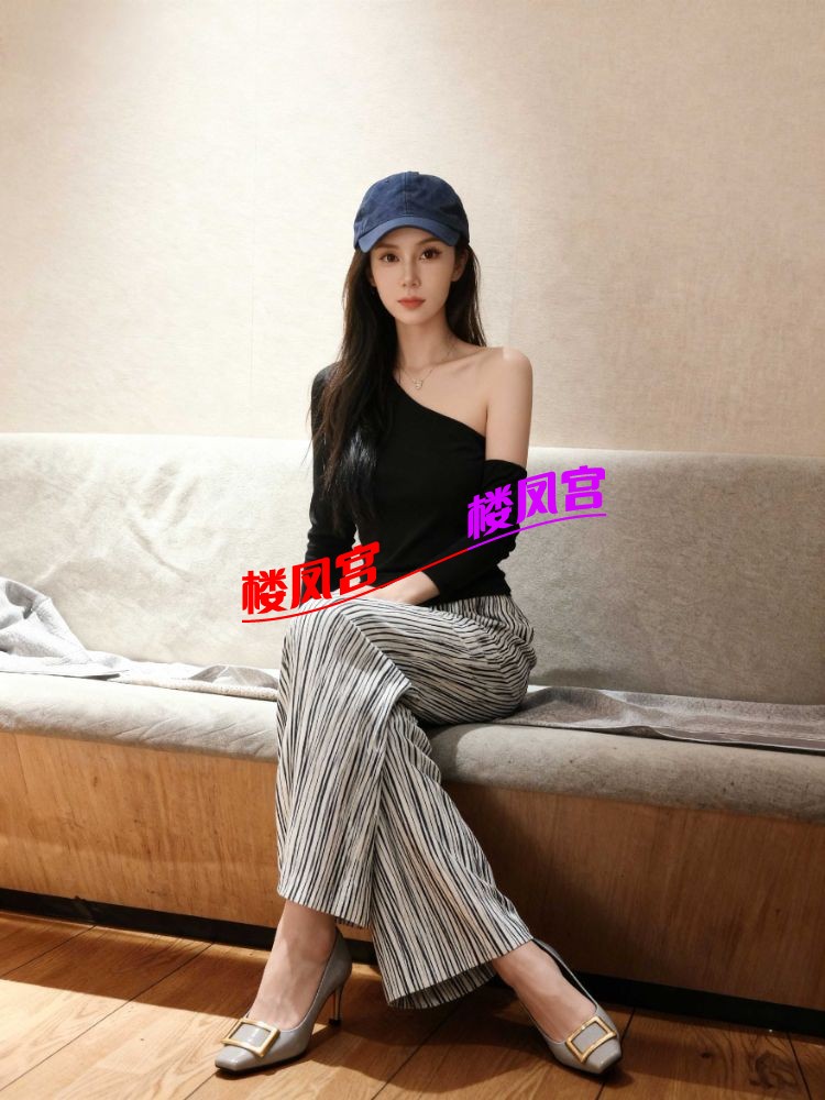 jimeng-2025-10-11-8052-基于图1的视觉规范,生成图2人物的完整全身肖像。 输出结果必.jpg jimeng-2025-10-11-8052-基于图1的视觉规范,生成图2人物的完整全身肖像。 输出结果必.jpg